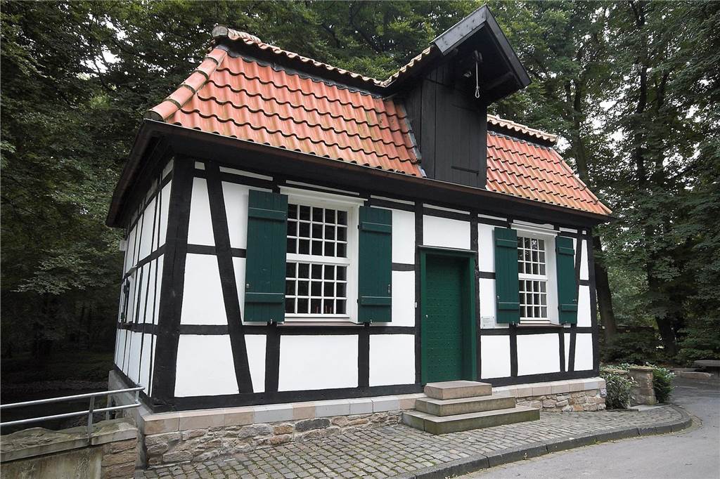 Retter der Schlossmühle Lippholthausen geehrt: Weiterhin Sorgen Die Schlossmühle Lippholthausen sollte abgerissen werden. Die Mühlenfreunde haben sie gerettet und saniert.