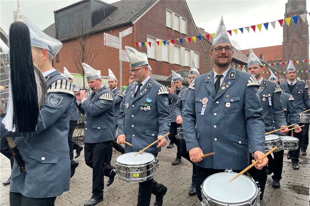 Die Schlüsselübergabe am Sonntag vor dem Rathaus in Olfen.