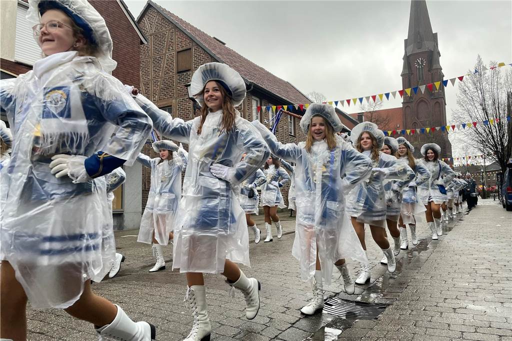 Die Schlüsselübergabe am Sonntag vor dem Rathaus in Olfen.