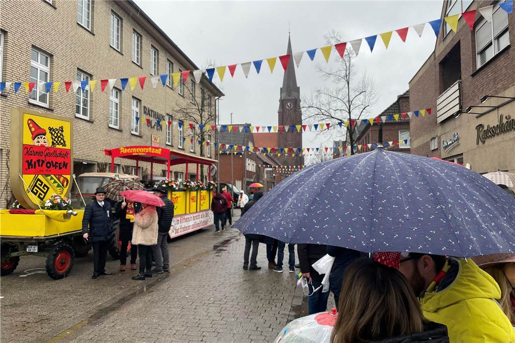 Die Schlüsselübergabe am Sonntag vor dem Rathaus in Olfen.