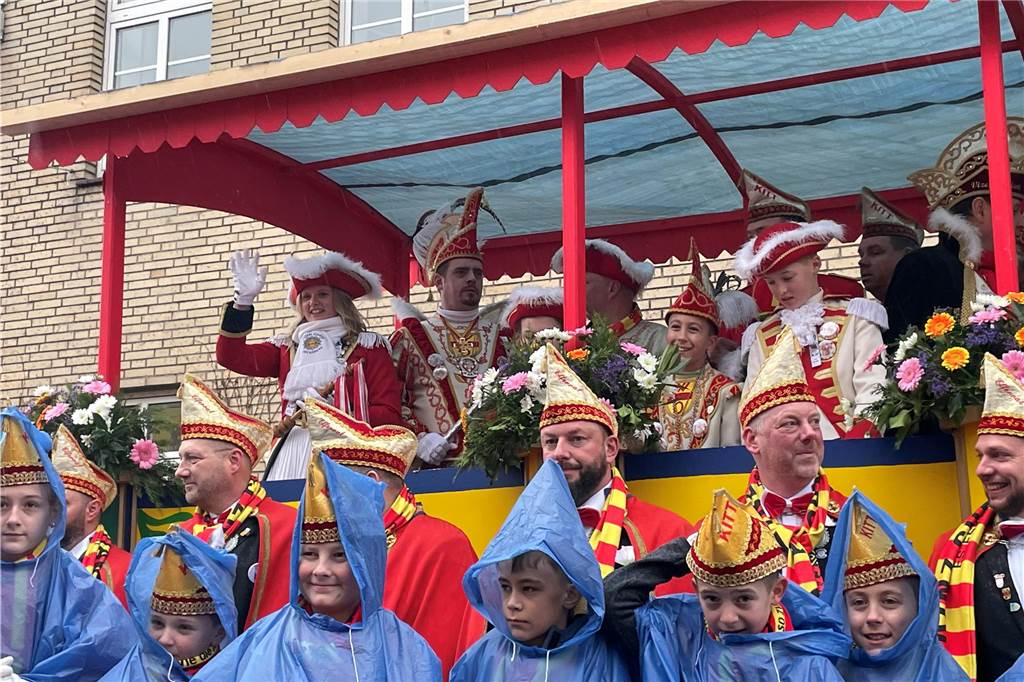 Die Schlüsselübergabe am Sonntag vor dem Rathaus in Olfen.