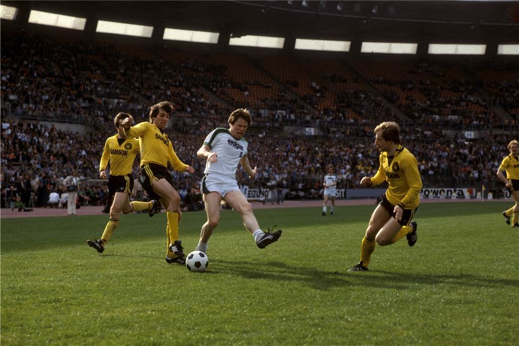 0:12 in der Bundesliga verloren – Schwerter Trainer aus Dortmund bekam trotzdem die Note 3 Die Schmach des BVB gegen Borussia Mönchengladbach: Lothar Huber (r.) war als Libero hautnah dabei.