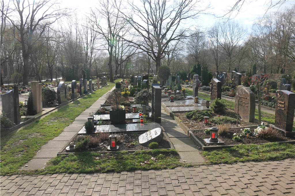 Auf dem Friedhof in Stockum gibt es bald eine neue Bestattungsform Die schmalen Wege zwischen den Grabreihen stören viele Besucher.