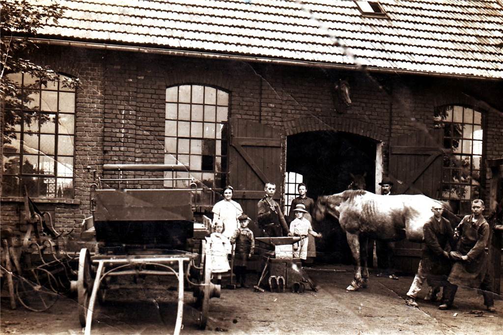 Die Schmiede von August Völkmann an der Ecke Schlossstraße/Im Orde im Jahr 1915. Später war es die „Alte Schmiede“, eine Gaststätte.