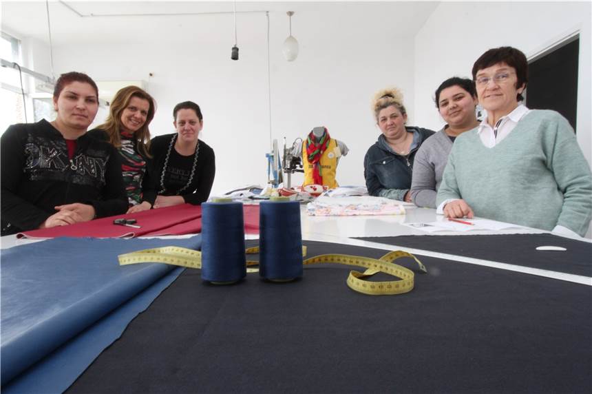 Die Schneiderwerkstatt im Plovdiver Sozialzentrum bildet Frauen aus dem Stadtbezirk Stolipinovo für Arbeitsplätze in der Textilindustrie aus.Die Nationale Allianz für die Arbeit mit Freiwilligen finanziert das Projekt mit Spenden. Öffentliche Zuschüsse gibt es nicht.