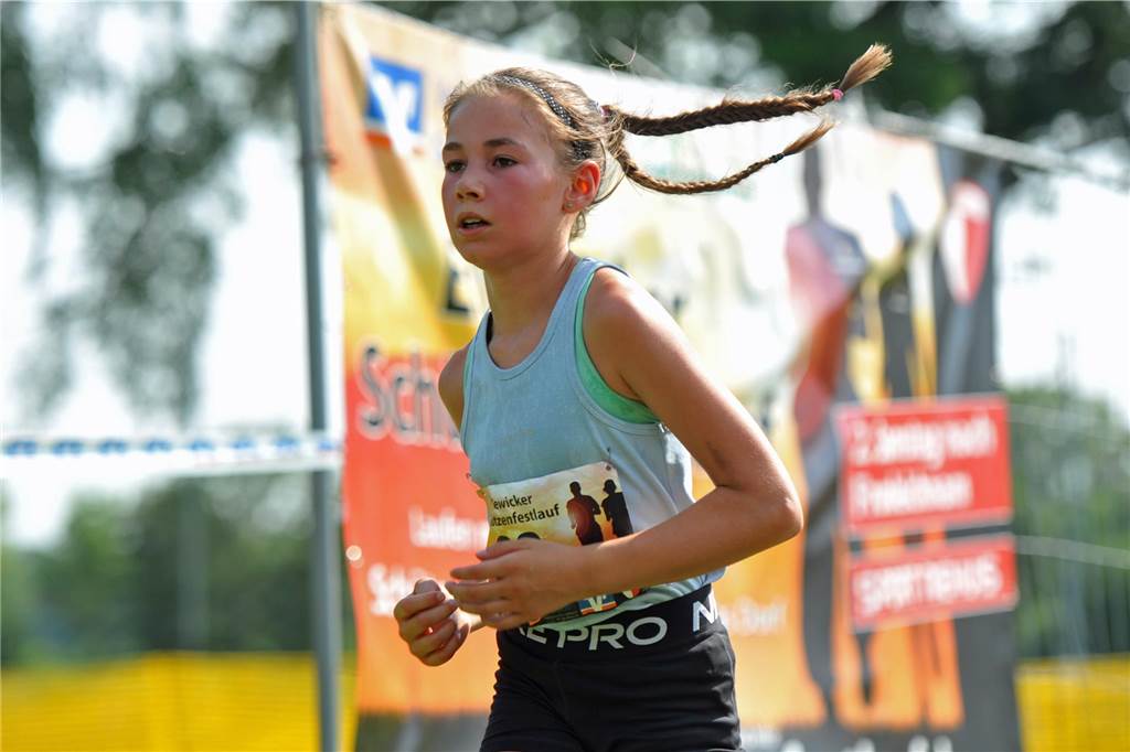 Bruno Krumbeck gewinnt Ellewicker Schützenfestlauf: „Danke für die Rasensprenger“ Die schnellste weibliche Läuferin über fünf Kilometer zählt noch zur Altersklasse U14: Hayriye Güleryüz.
