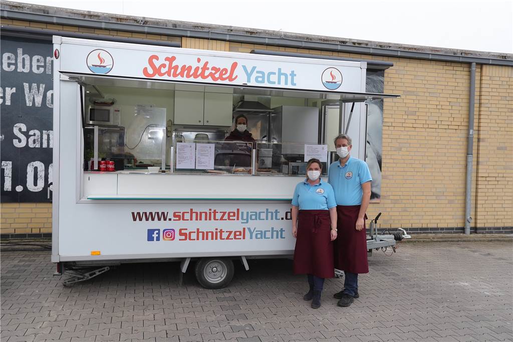 Die Schnitzel Yacht aus Selm: Erfüllung eines Lebenstraums trotz Corona Die Schnitzel Yacht steht auf dem Parkplatz des Edeka Geldmann.