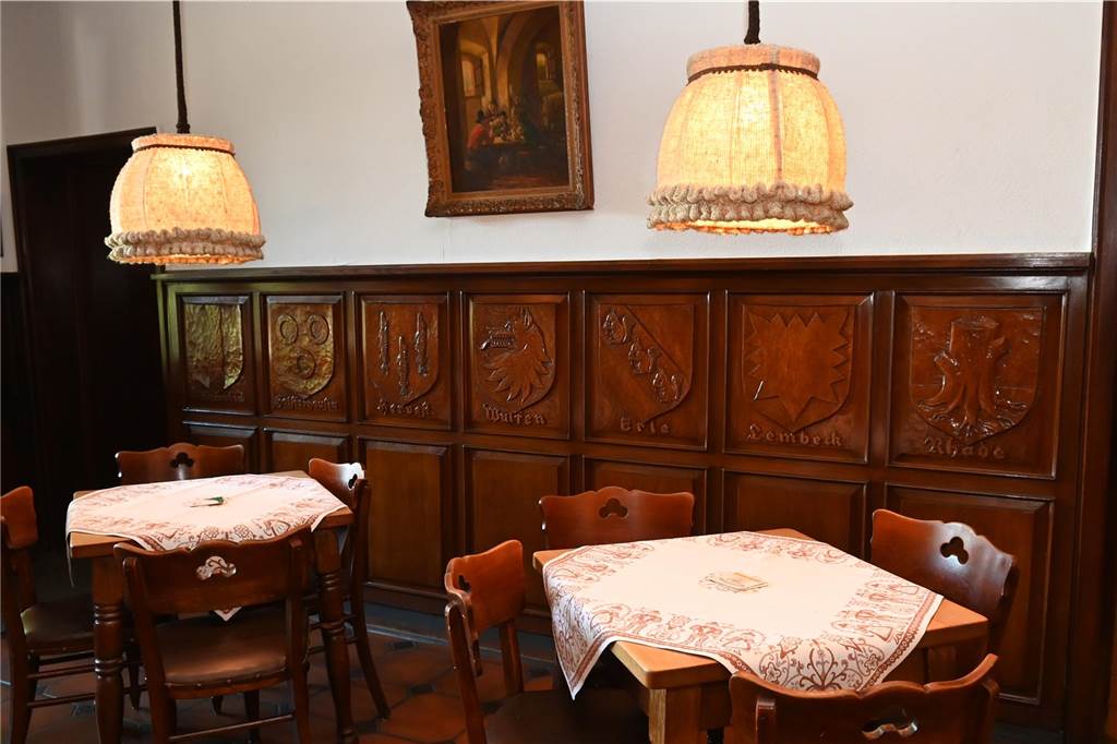 Die Humberts bewirten seit 200 Jahren Gäste: Ein Jubiläum ohne Feier Die Gaststube des Hotels Humbert