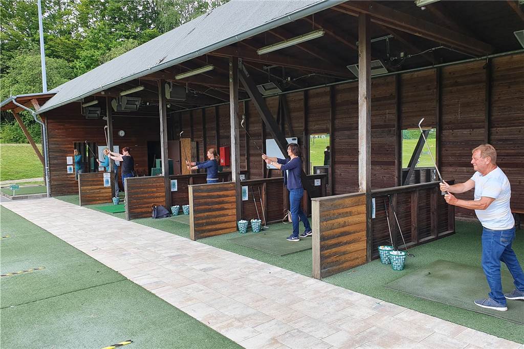 Schnupperkurs-Teilnehmer genießen Golfplatz-Atmosphäre trotz Corona-Einschränkungen Die Schnuppergolfer üben den Abschlag an der Driving Range.