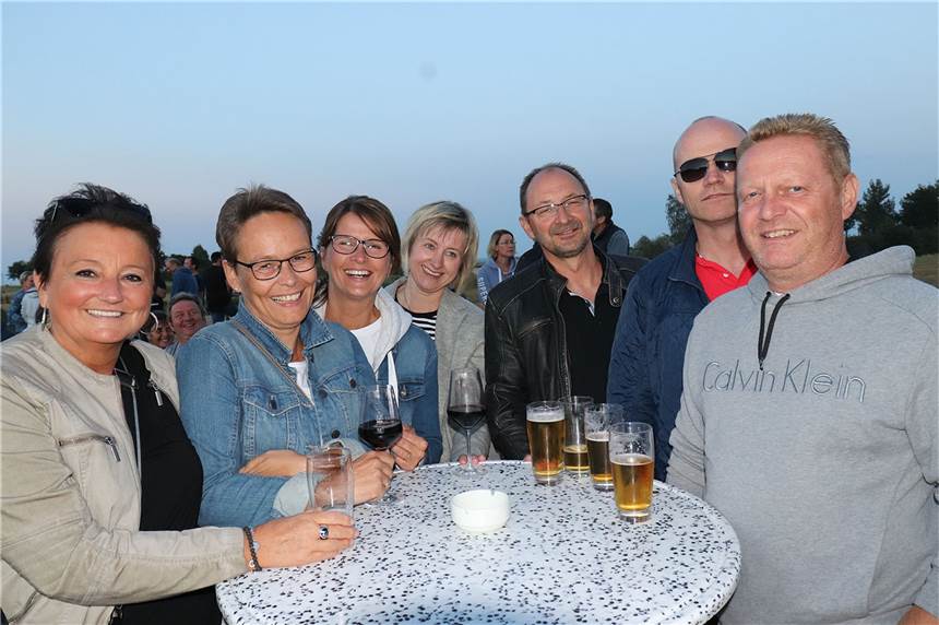 Wieder ein schöner Olfener Sommerabend mit Summer Special Die schöne Atmosphäre an der Dreibogenbrücke lockte viele Besucher zum Steverstrand.