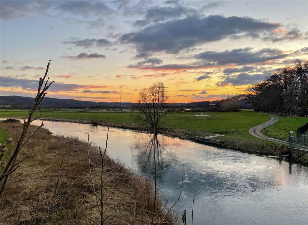Magischer Sonnenuntergang an der Ruhr: Die Farben spiegeln sich im Wasser Die schönen Farben spiegeln sich in der Ruhr.