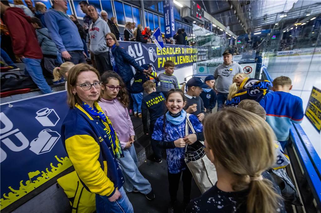 Die schönsten Fan-Fotos vom Playoff-Finale der Eisadler Dortmund.