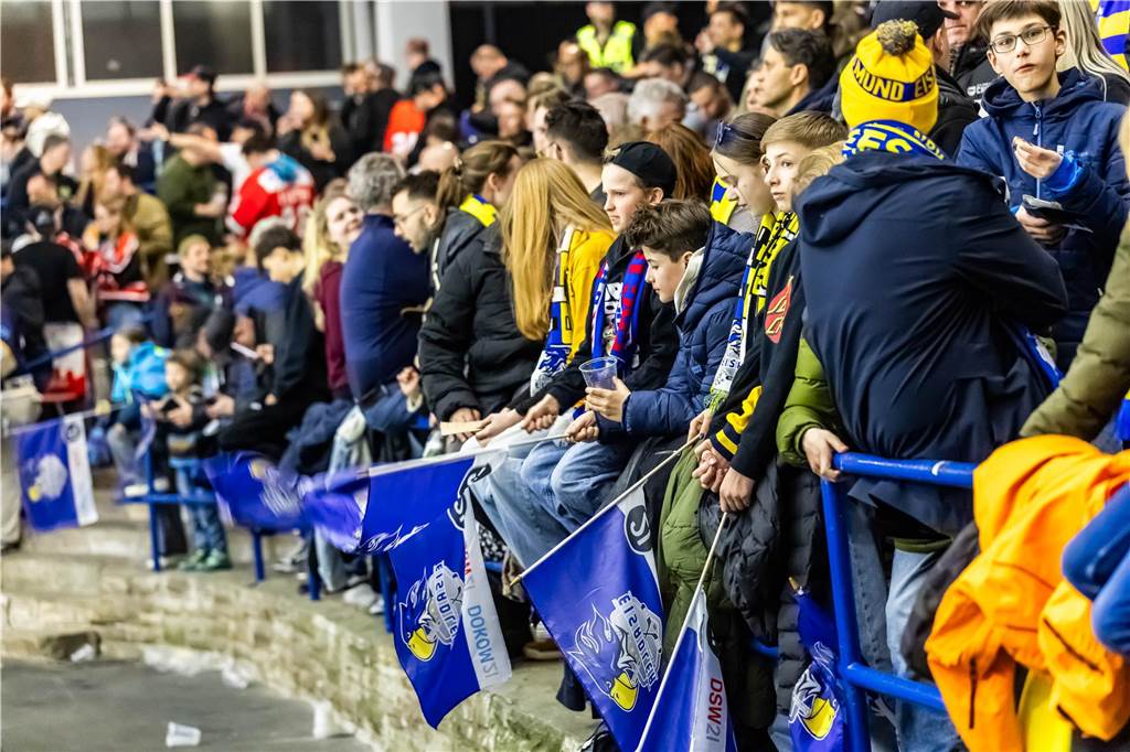Die schönsten Fan-Fotos vom Playoff-Finale der Eisadler Dortmund.