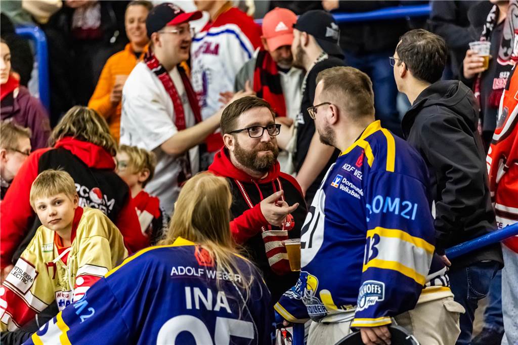 Die schönsten Fan-Fotos vom Playoff-Finale der Eisadler Dortmund.