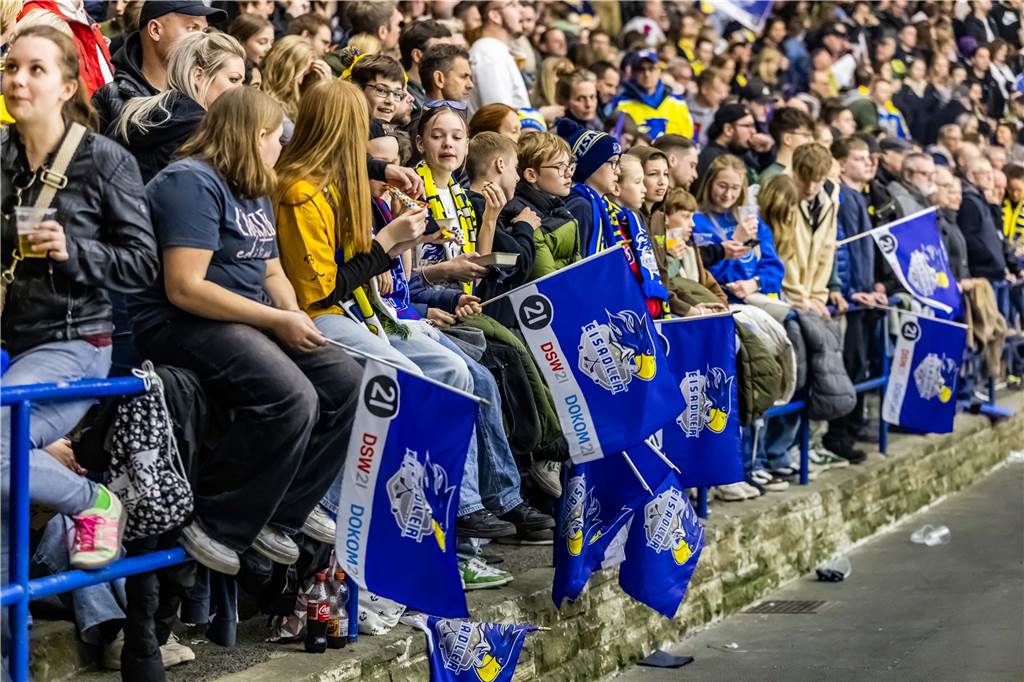 Die schönsten Fan-Fotos vom Playoff-Finale der Eisadler Dortmund.
