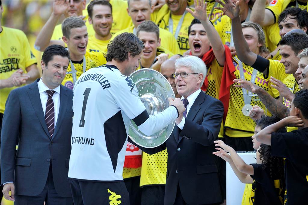 Die schönsten Momente: Dr. Reinhard Rauball überreicht Trophäen an seinen Herzensverein: Hier hält er die Meisterschale parat, BVB-Torhüter Roman Weidenfeller übernimmt sie am 14. Mai 2011 im Signal Iduna Park. Die Klopp-Elf erringt den Titel. 2012 durfte er die begehrte „Salatschüssel“ erneut an seine Dortmunder weitergeben.