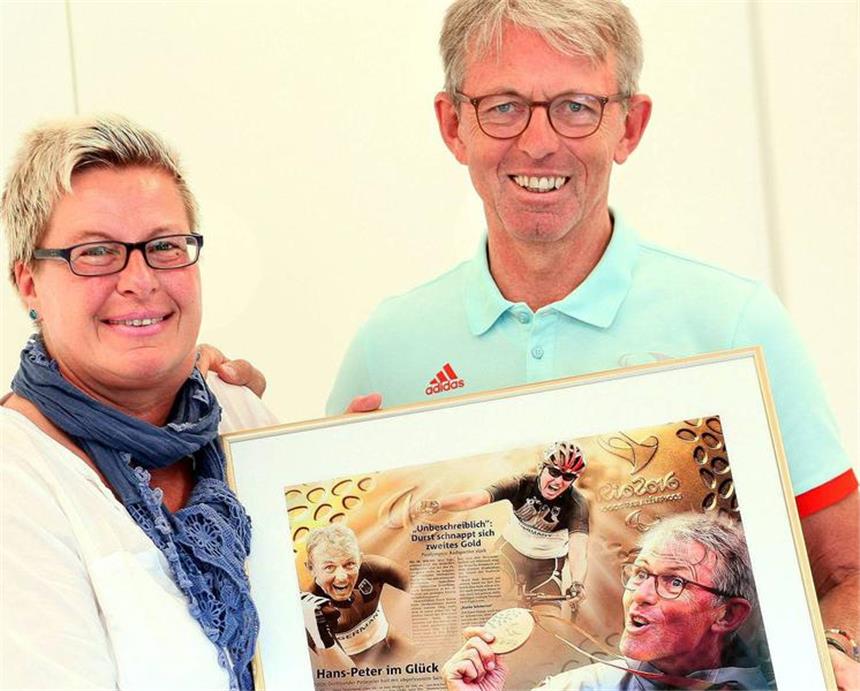 Durst über Rio, schöne Momente und die Zukunft Die schönsten Rio-Momente im Rahmen: RN-Redakteurin Petra Nachtigäller überreichte Hans-Peter Durst beim Redaktionsbesuch eine Collage von Martin Klose.