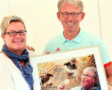 Die schönsten Rio-Momente im Rahmen: RN-Redakteurin Petra Nachtigäller überreichte Hans-Peter Durst beim Redaktionsbesuch eine Collage von Martin Klose.