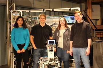 Die Schollibotics mit ihrem neuen Projekt: (v.l.) Helin Yildirim, Alexander Hauschopp, Samira Bergau und Tim Erpelding