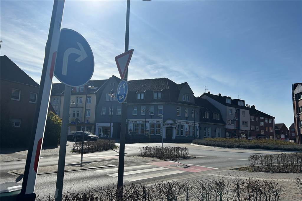 Lumberjack’s Diner: Stress mit der Schranke auf Parkplatz gegenüber Die Schranke des Parkplatzes Landbergstraße gegenüber des Lumberjack's Diners geht um 22 Uhr runter. Viele Gäste des Restaurants verlassen deshalb das Restaurant, zahlen um kurz vor 22 Uhr, fahren weg und kommen dann nicht wieder.