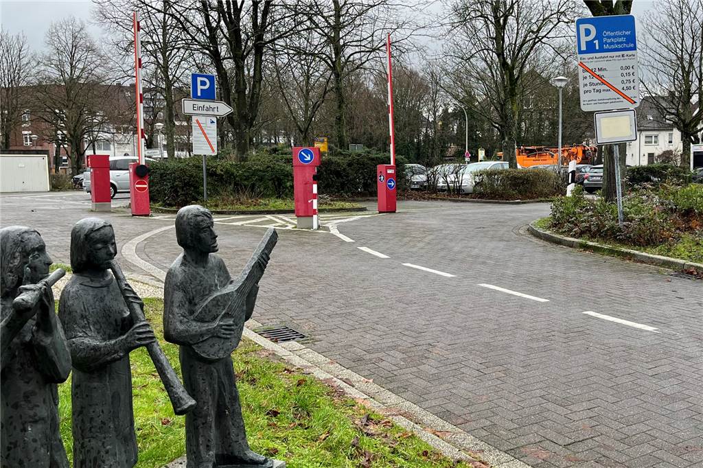 Parken bargeldlos bezahlen: So funktioniert die neue Park-App der Stadt Die alte Schrankenanlage am Parkplatz Musikschule