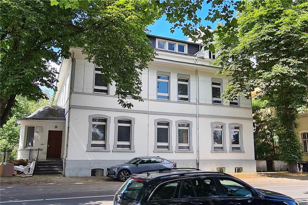 Die Schriften an der Fassade verweisen auf frühere Zeiten. Geplant als ein Casino, beherbergte es später Spitzengastronomie.