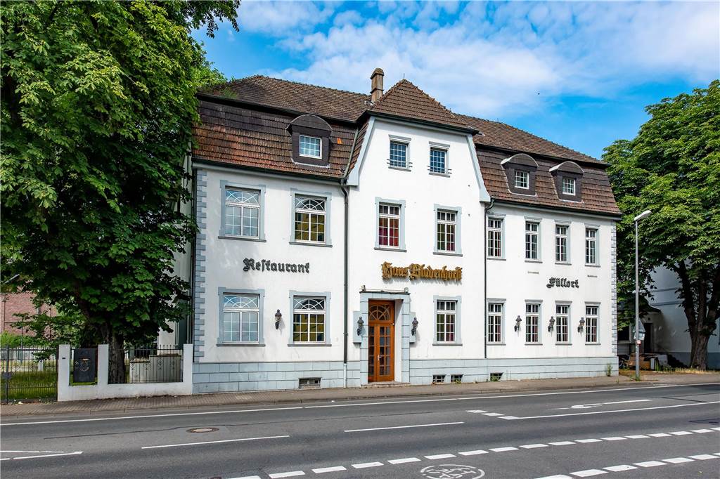 Die Schriften an der Fassade verweisen auf frühere Zeiten. Geplant als ein Casino, beherbergte es später Spitzengastronomie.