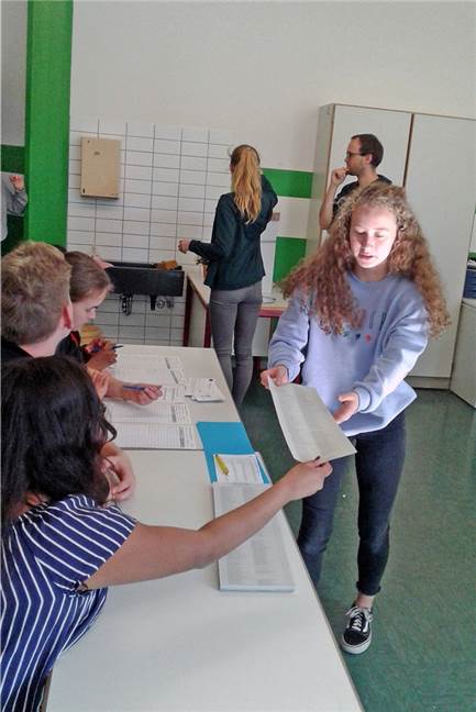 Nach Workington ist vor der Europawahl: Selmer Gymnasiasten und ihr Verhältnis zu Europa Die Schüler bekamen bei der Juniorwahl gegen Vorlage ihrer Wahlbenachrichtigung und der Ausweises einen Wahlzettel.