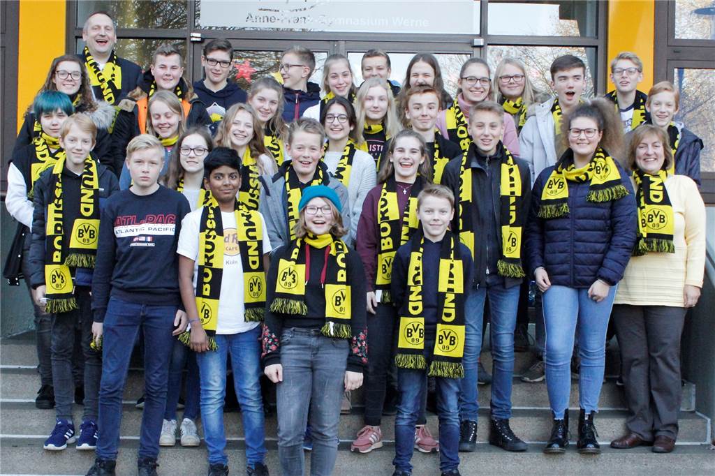 AFG-Schüler sahnen bei BVB-Quiz für 09-malkluge ab - Hätten Sie die Antworten gewusst? Die Schüler der 8a gewannen beim BVB-Quiz schwarz-gelbe Schals für sich und die Klassenlehrerin.
