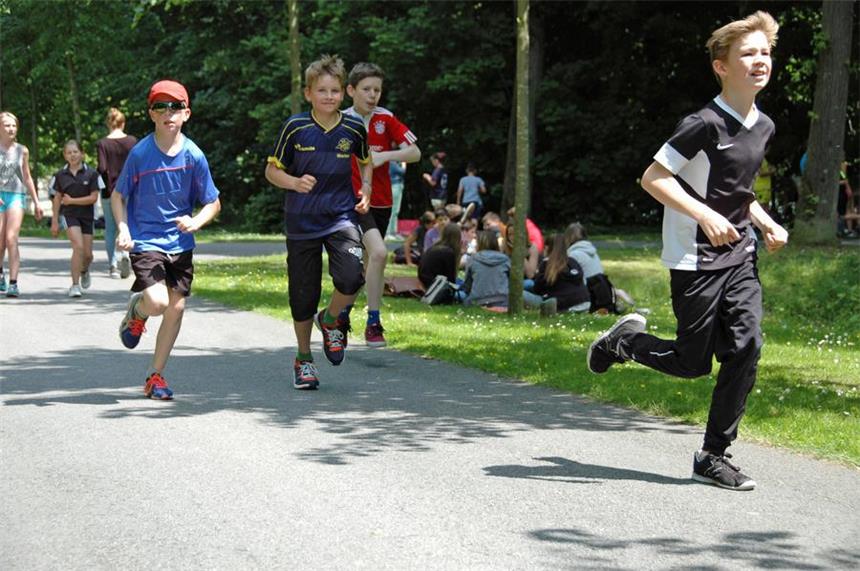 Die Schüler der Gesamtschule machten beim Sponsorenlauf ordentlich Tempo. Runde um Runde sammelten sie Geld für die Partnerschule in Nepal.