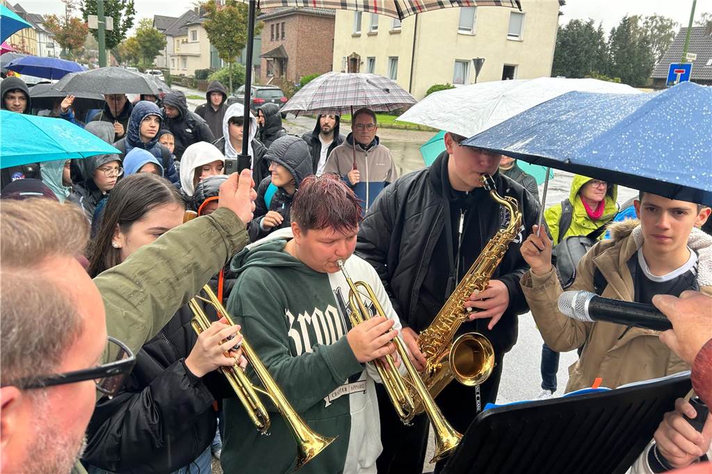 Erstmalig in Lünen: Ehrung für militärischen Widerstand gegen Nazis Schüler der GSG, die ein Musikstück spielen