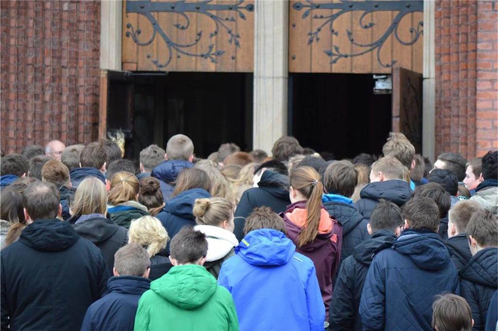 Die Schüler der Klassen 8 bis 12 gingen geschlossen in die Sixtus-Kirche.