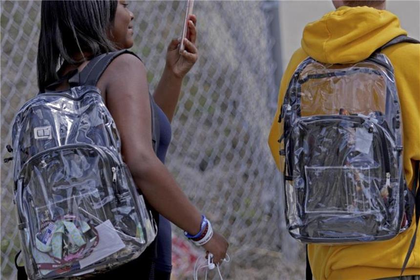 Transparente Rucksäcke an US-Schule nach Massaker Pflicht Die Schüler der Marjorie Stoneman Douglas High sind seit Wochenbeginn verpflichtet, durchsichtige Rücksäcke zu tragen. Foto: John Mccall/South Florida Sun-Sentinel/AP