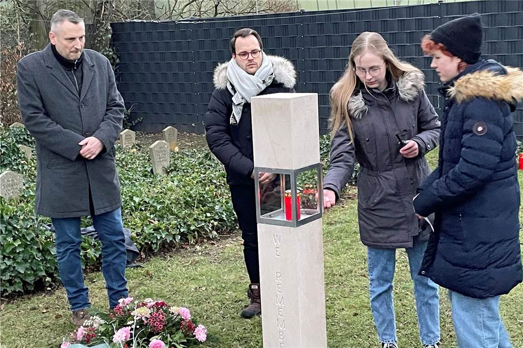 Ehemaliger russischer Friedhof: Wo ist die Tafel mit Käthe Rittner hin? Die Schüler des AFG kümmern sich um die „Gedenkstätte Zwangsarbeit Werne“. Hier wird die von der Schule gespendete Stele eingeweiht.