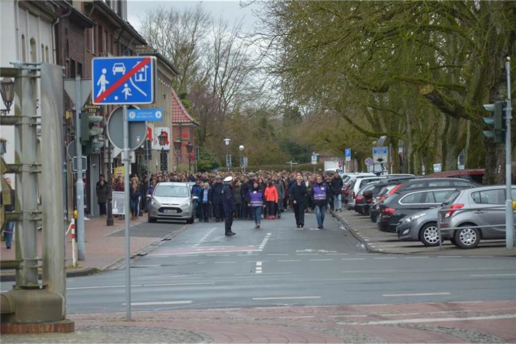 Die Schüler des Joseph-König-Gymnasiums marschieren am 27. März 2015 in Richtung St.-Sixtus-Kirche zum Trauergottesdienst des Halterner Opfer des Germanwings-Absturzes a, 24. März 2015 in den französischen Alpen.