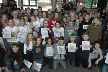 Die Schüler freuten sich während der Siegerehrung nach dem Milchcup.