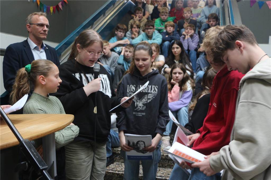 Realschüler pflanzen Gedenkbaum zum 100. Geburtstag von Herta Lebenstein Schüler lesen vor