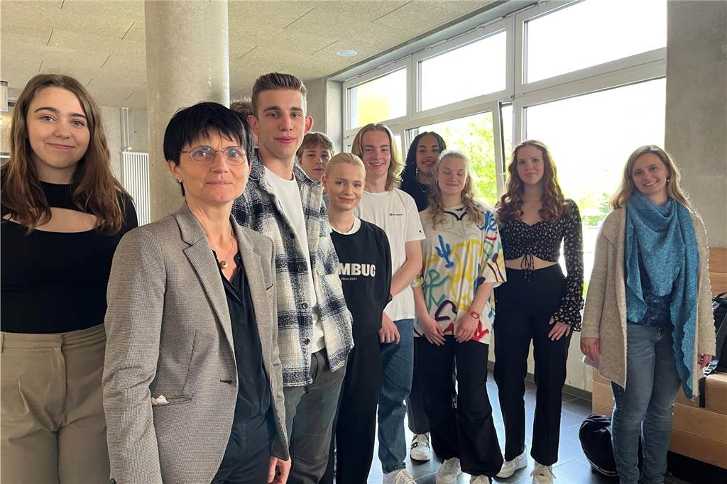Geschwister-Scholl-Gesamtschule kann Neubau endlich in Betrieb nehmen Die Schüler und Lehrer um GSG-Schulleiterin Dr. Christina Neder (2.v.l.) freuen sich, ihren Neubau nun endlich in Besitz nehmen zu können