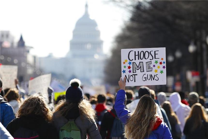Schulstreiks an US-High-Schools: Protest gegen Waffengewalt Die Schüler werfen der Politik vor, dass sie trotz vieler Versprechen keine durchgreifenden Änderungen der Waffengesetze durchgesetzt hat. Foto: Carolyn Kaster/AP