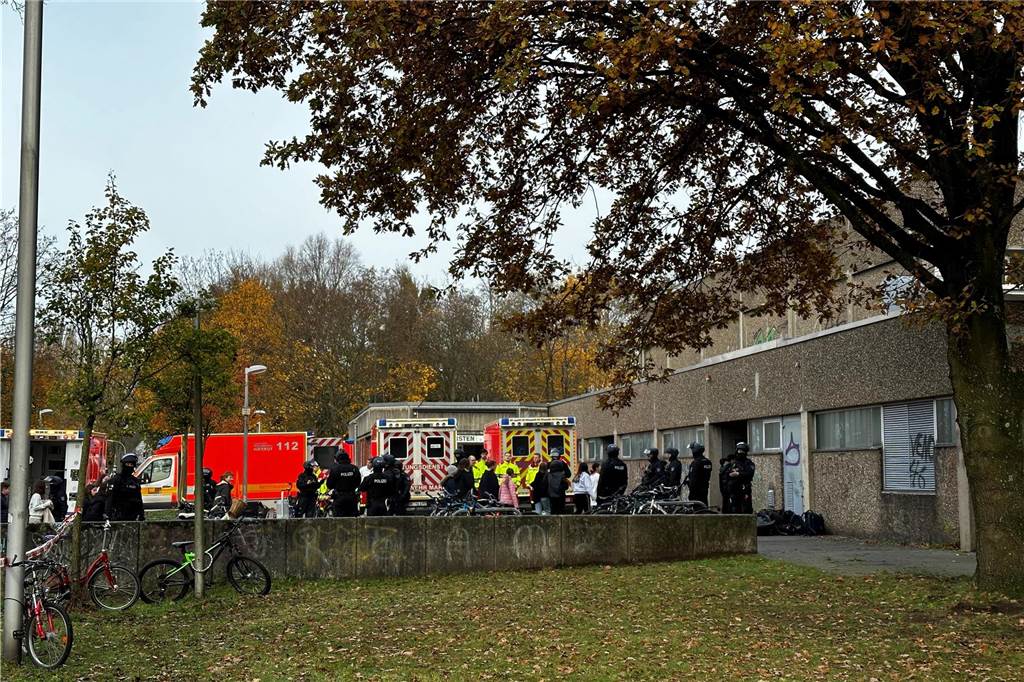Drohanruf löst Amokalarm an der Neuen Schule Dorsten aus Die Schüler wurden im Klassenverband aus dem Schulgebäude zur Turnhalle gebracht.