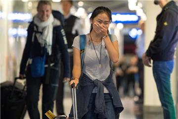 Die Schülerin Bivsi am Flughafen in Düsseldorf: Vor zwei Monaten war die Schülerin mit ihrer Familie nach Nepal abgeschoben worden. Nach Protesten darf sie jetzt nach Duisburg zurückkehren.