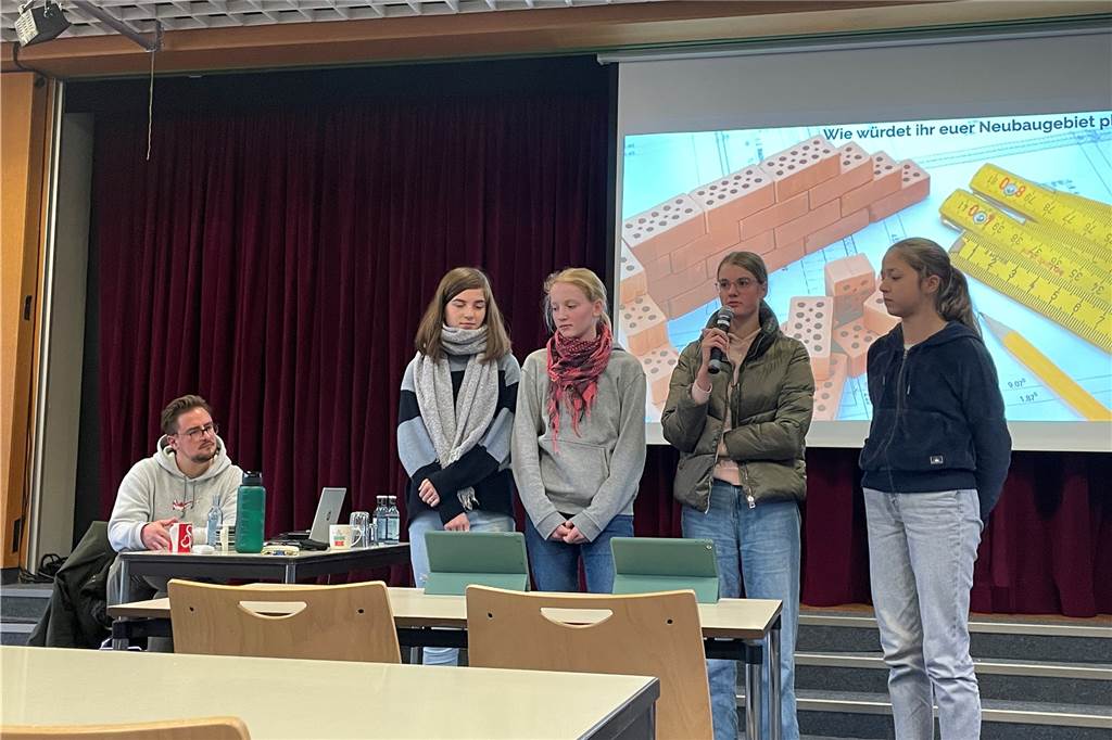 Ein Thema, das „nerven“ soll: Energiewende in der Canisiusschule Die Schülerinnen beim Vortrag der Projektarbeit - eine grüne Stadt. Viele gute Ideen sind zusammengekommen.