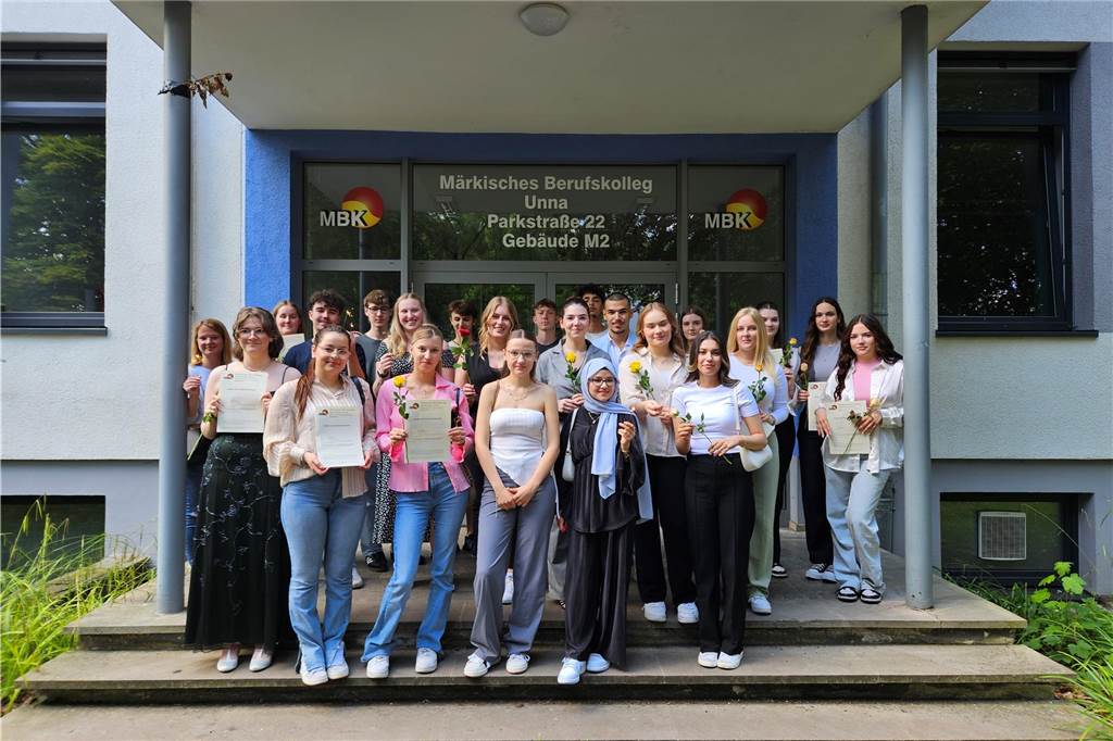Die Schülerinnen und Schüler aus der Fachoberschule für Soziales und Gesundheit am MBK (Märkisches Berufskolleg) Unna haben ihre Zeugnisse erhalten und den Abschluss gefeiert.