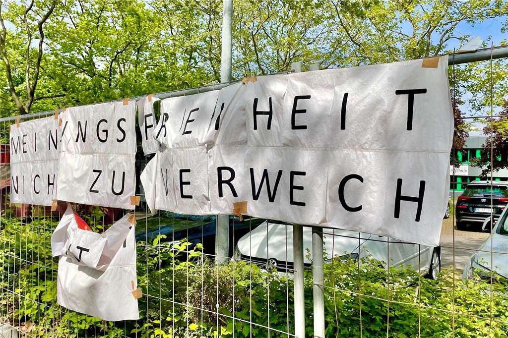 Menschenverachtend oder Ironie? Schüler wehren sich gegen Lkw-Botschaften Die Schülerinnen und Schüler brachten Plakate an. Einige hat der Regen schon in Mitleidenschaft gezogen: „Meinungsfreiheit nicht zu verwechseln mit Kritiklosigkeit“, stand hier.