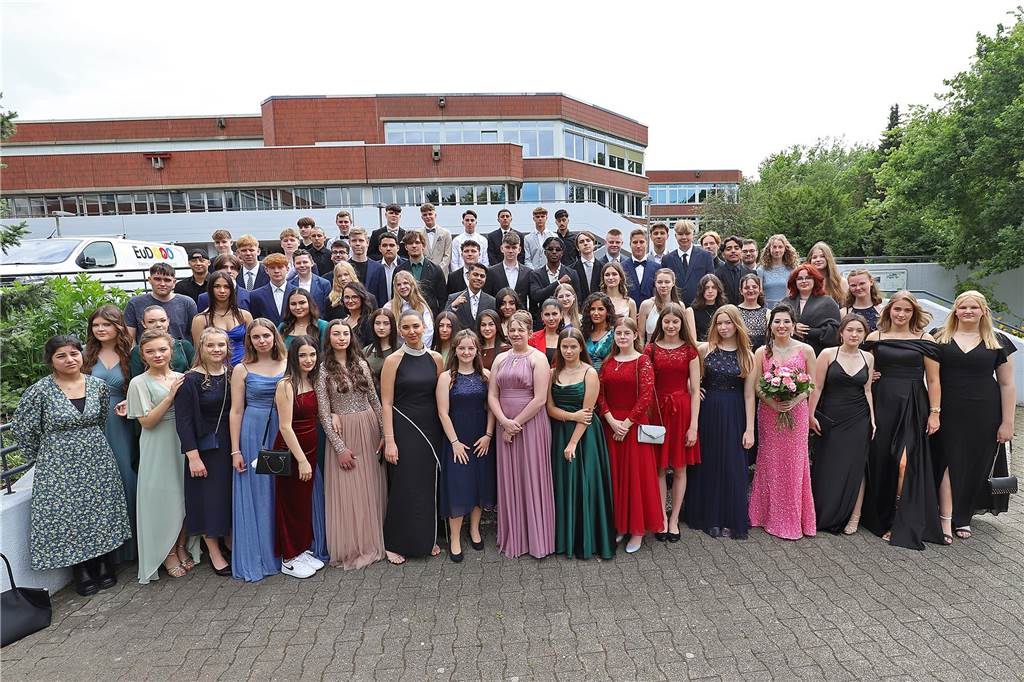 Die Schülerinnen und Schüler der Fridtjof-Nansen-Realschule in Kamen freuen sich über ihren Abschluss.