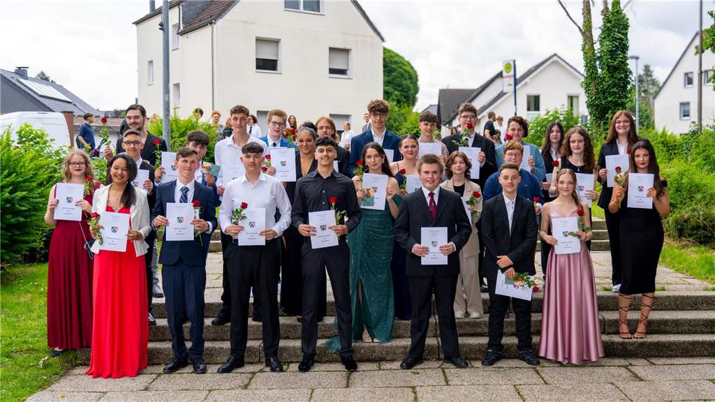 Die Schülerinnen und Schüler der Hellweg-Realschule in Unna aus der Klasse 10b feierten ihren Schulabschluss.