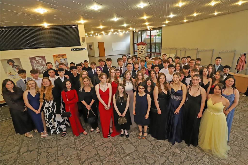 Die Schülerinnen und Schüler der Klassen 10 a, b und c der Gesamtschule Kamen feierten ihren Abschluss.