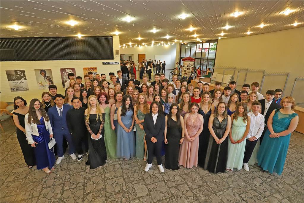 Die Schülerinnen und Schüler der Klassen 10 d, e und f der Gesamtschule Kamen feierten ihren Abschluss.
