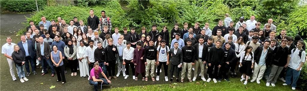 Die Schülerinnen und Schüler der Klassen der Ausbildungsvorbereitung sowie der Berufsfachschule eins und zwei bekamen jetzt im Rahmen einer Feierstunde in der Aula des Hellweg Berufskollegs in Unna ihre Zeugnisse.