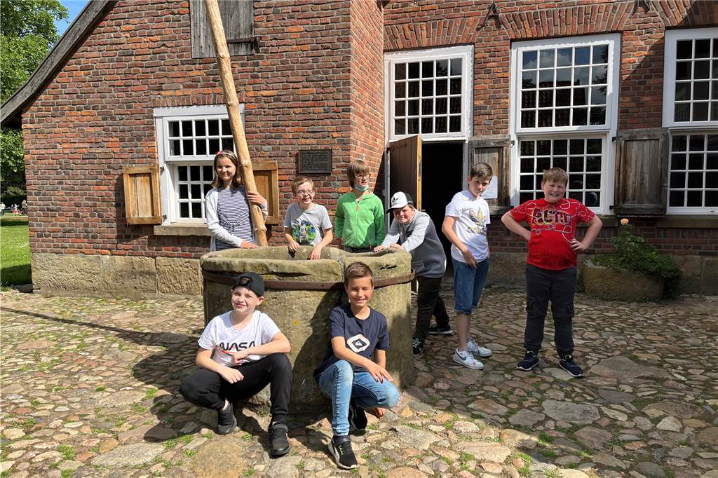 Schüler backen in Vreden Brot wie zu Uromas-Zeiten Die Schülerinnen und Schüler der St.-Felicitas-Schule erlebten im Stadtpark in Vreden einen spannenden Vormittag.